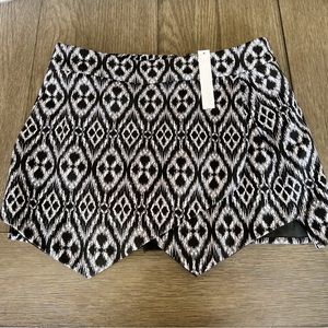 AQUA-Geometric Black and White Skort (NWT)